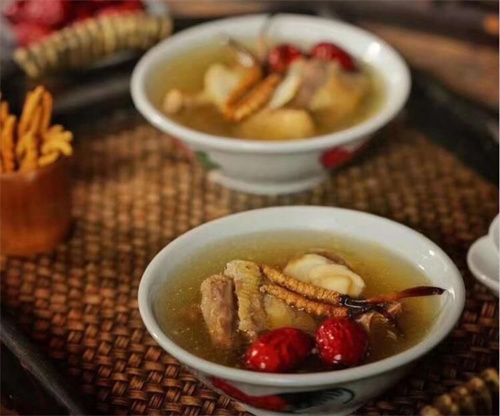 燉冬蟲(chóng)夏草要放冰糖嗎？可根據(jù)個(gè)人口味決定冰糖的用量