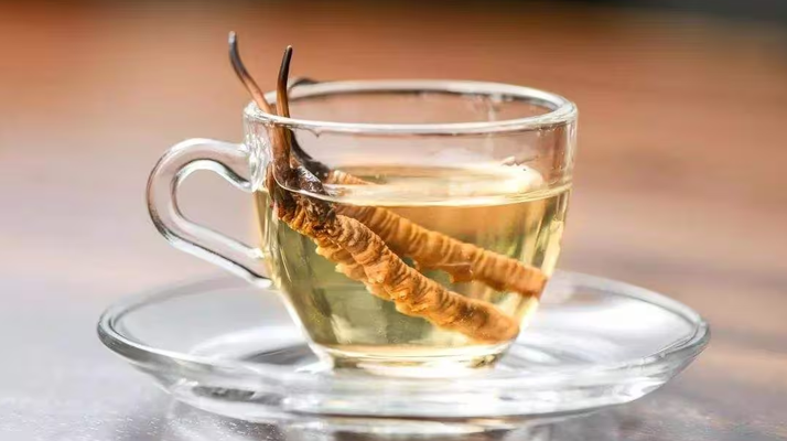 一杯蟲草水，健康新滋味：冬蟲夏草泡水喝的奇妙功效